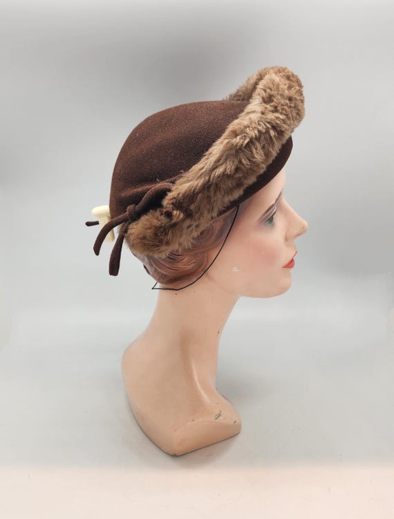 1940s Brown Wool Felt Capulet Style Winter Hat W/ Fur Trim  display picture 1