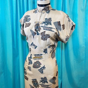 1940s/1950s W:26 ROSS SUTHERLAND tan teal brown silk Asian tapestry print hawaiian short sleeve mandarin collar tea timer cheongsam dress