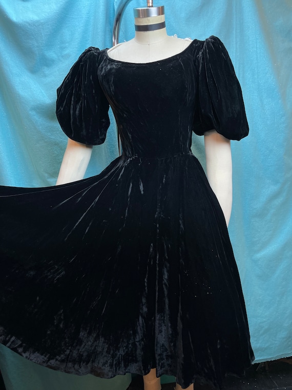 AMERI VINTAGE VELOUR PUFF SLEEVE DRESS