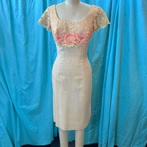 1950s/1960s W:28” Champagne Silk Lace Overlay Short Sleeve Scoop Neck Low Back Hot Pink Underbust Pencil Wiggle Cocktail Dress Lilli Diamond