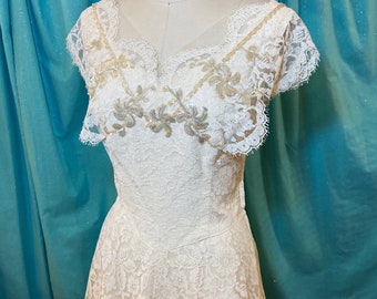 1940s/1950s W:30 white nylon floral lace overlay sleeveless scalloped V neckline AB sequin bust basque waist tulle floor length wedding gown