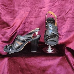 1940s Sz:5N Black Painted Finish Leather Strappy Circle Cut Out Peek Wall Toe Chunky Heel Platform Pumps WW2 Era