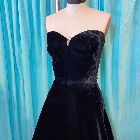 1940s/1950s W:26 LBD black rayon velvet strapless