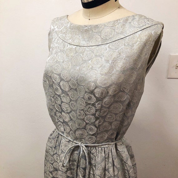 1950s/1960s W:28 silver swirl brocade pencil wiggl