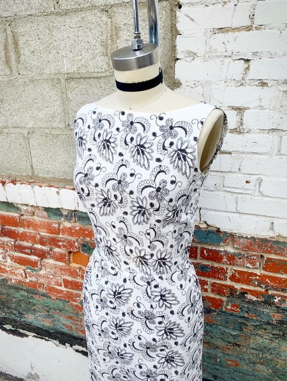 1950s 1960s W:26 white and black silkscreen faux e