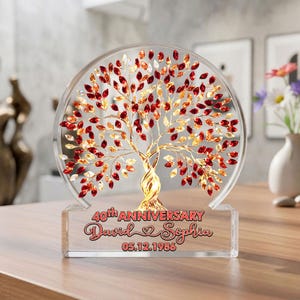 Może przedstawiać: Zestaw trzech ceramicznych kubków z nakrapianym, matowym wykończeniem. Każdy kubek ma inny kolor: jasnoniebieski, kremowy i szary. Kubki mają prosty, nowoczesny design i wygodny uchwyt.