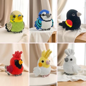 Puede incluir: Una colección de seis pájaros de ganchillo que incluye un periquito verde y amarillo, un arrendajo azul y blanco, un pájaro negro con detalles rojos y amarillos en las alas, un cardenal rojo, una cacatúa ninfa amarilla y blanca y una cacatúa blanca.