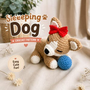 以下が含まれることがあります： ベージュと白の毛糸で編まれた、眠っている犬のあみぐるみ。頭には鮮やかな赤のリボンがついており、小さな青い編みボールに顎を乗せている。画像には「Sleeping Dog CROCHET PATTERN」および「Easy Cute Fun」というテキストが含まれている。