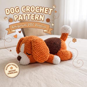 Könnte beinhalten: Ein gehäkeltes Hunde-Amigurumi-Spielzeug aus orangefarbenem, weißem und dunkelbraunem Garn. Der Text DOG CROCHET PATTERN Amigurumi PDF Pattern ist über dem Spielzeug sichtbar, und ein kreisförmiges Abzeichen mit dem Text BEGINNER FRIENDLY INSTANT DOWNLOAD ist unten.