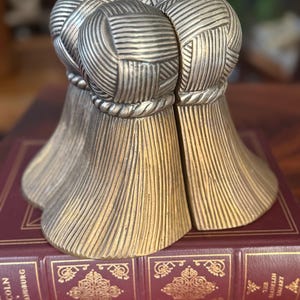 Vintage solid brass tassel bookends – Hollywood Regency | Chinoiserie style | Classic library or bookshelf decor | Heavy book holders