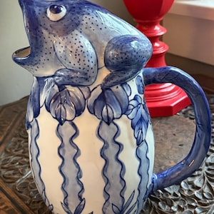 Jarra de mayólica vintage con forma de rana, decoración de estante de Delft Grandmillennial de estilo chinoiserie azul y blanco / Jarra de cerámica, regalo para coleccionistas de ranas.