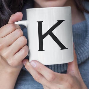 Taza con letra inicial personalizada, taza de café personalizada, artículos para beber con monograma, regalo único para ella, regalo para él, cumpleaños, vacaciones