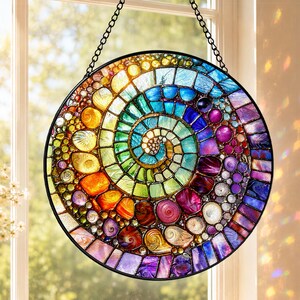 Atrapasueños de vidrieras en espiral con forma de concha arcoíris, adorno para ventana de estilo costero, regalo para amantes de la playa.