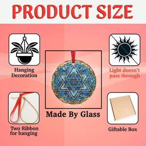 Może przedstawiać: Okrągła szklana ozdoba z niebiesko-złotym geometrycznym wzorem, czerwoną wstążką do zawieszenia i napisem &bdquo;Made By Glass&rdquo;. Na zdjęciu znajduje się r&oacute;wnież pudełko prezentowe i napis &bdquo;Product Size&rdquo;.