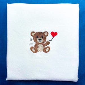 Teddybär mit Herzballon Maschinenstickerei Design 5 Größen Stickdatei süßer süßer Babybär, Sofort Download