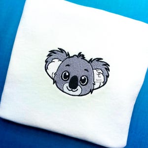 Süßes Baby-Koala-Kopf-Maschinenstickmuster, Tierstickerei, Safari-Stickerei, 5 Größen, Sofortiger Download