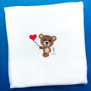 Mini Teddybär mit Herzballon Maschinenstickerei Design 5 Größen Stickdatei süßer süßer Babybär, Sofort Download