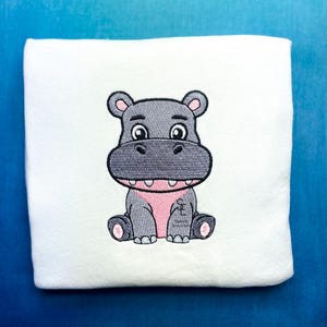 Süßes Baby Nilpferd Maschinenstickerei Design, Tierstickerei, Safari Stickerei, Nilpferd, 5 Größen, Sofortiger Download