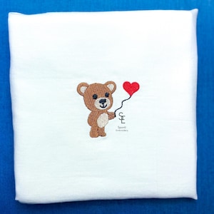 Teddybär mit Herzballon Maschinenstickerei Minidesign 5 Größen Stickdatei süßer Baby Teddybär, Sofort Download