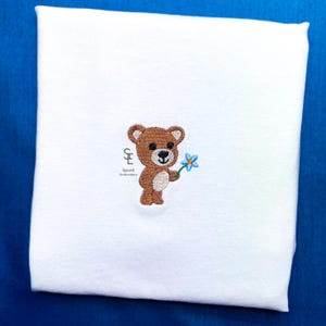 Mini Teddybär mit Blume Maschinenstickerei Design 5 Größen Stickdatei süßer süßer Babybär, Sofort Download