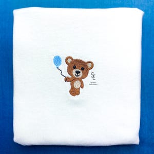 Mini Teddybär mit Ballon Maschinenstickerei Design 5 Größen Stickdatei süßer süßer Babybär, Sofort Download