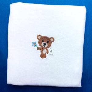 Teddybär mit Blume Maschinenstickerei Mini-Design 5 Größen Stickdatei süßer reizender Babybär, Sofort Download