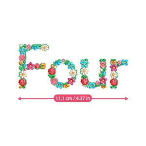 以下が含まれることがあります： 花柄のデザインで刺繍された「Four」の文字。文字は、赤いバラ、ピンクの花、青いヒナギクなど、さまざまなカラフルな花で飾られています。デザインの幅は11.1cmです。