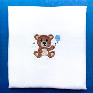 Teddybär mit Ballon Maschinenstickerei Mini Design 5 Größen Stickdatei süßer süßer Babybär, Sofort Download