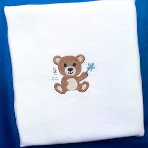 Teddybär mit Blume Maschinenstickerei Mini-Design 5 Größen Stickdatei süßer reizender Babybär, Sofort Download