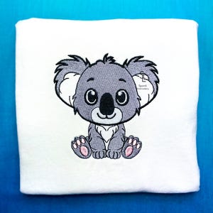 Süßes Baby-Koala-Maschinenstickmuster, Tierstickerei, Safari-Stickerei, 5 Größen, Sofortiger Download