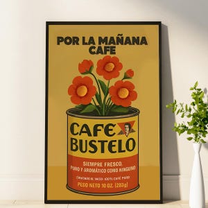 Pode incluir: Um cartaz emoldurado com um an&uacute;ncio vintage para Caf&eacute; Bustelo. O cartaz tem um fundo amarelo com o texto "POR LA MA&Ntilde;ANA CAFE" no topo. No centro, h&aacute; uma lata de caf&eacute; com flores vermelhas. O texto "PESO NETO 283g" est&aacute; na parte inferior.