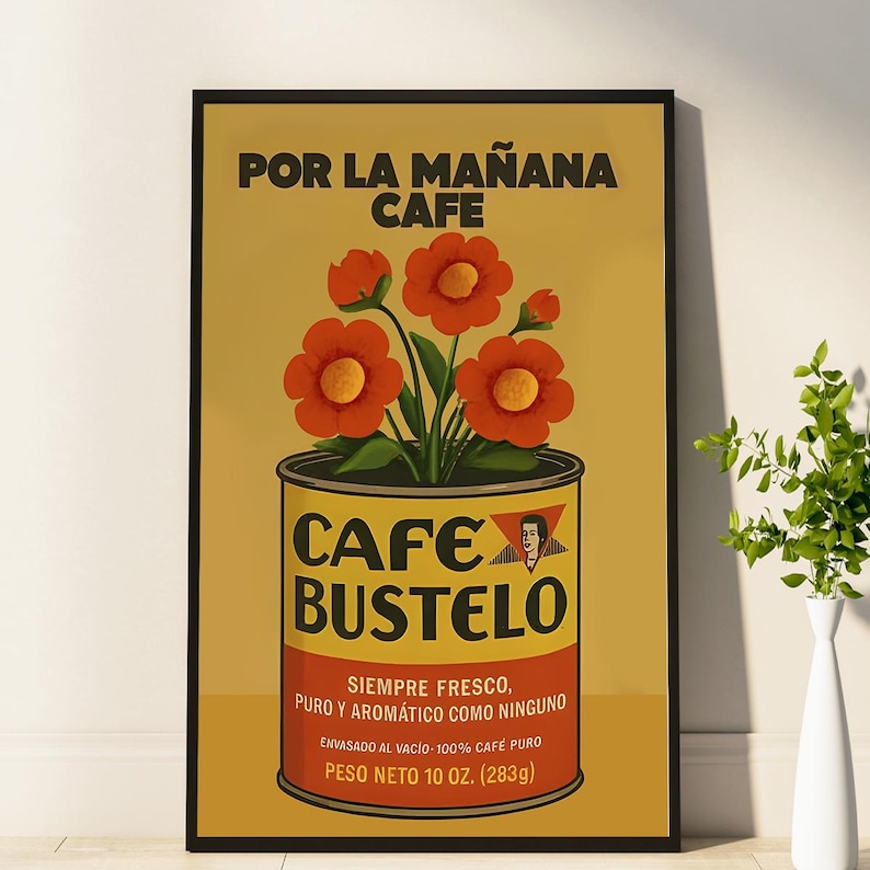 Pode incluir: Um cartaz emoldurado com um an&uacute;ncio vintage para Caf&eacute; Bustelo. O cartaz tem um fundo amarelo com o texto "POR LA MA&Ntilde;ANA CAFE" no topo. No centro, h&aacute; uma lata de caf&eacute; com flores vermelhas. O texto "PESO NETO 283g" est&aacute; na parte inferior.