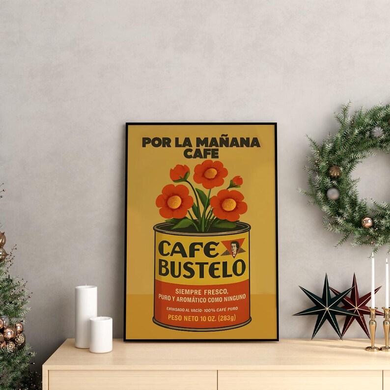 Pode incluir: Um p&ocirc;ster emoldurado com um an&uacute;ncio vintage de caf&eacute; Cafe Bustelo. O p&ocirc;ster tem um fundo amarelo com as palavras "POR LA MA&Ntilde;ANA CAFE" no topo. Um gr&aacute;fico de lata de caf&eacute; est&aacute; no centro, com flores vermelhas acima. A lata diz "CAFE BUSTELO".