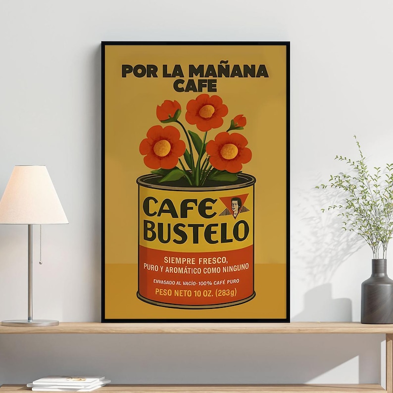 Pode incluir: Um poster emoldurado com um design vintage de lata de caf&eacute; Cafe Bustelo. O poster tem um fundo amarelo com o texto "POR LA MA&Ntilde;ANA CAFE" no topo. Uma lata de caf&eacute; com flores vermelhas est&aacute; no centro. A lata diz "CAFE BUSTELO" e "PESO NETO 283g".
