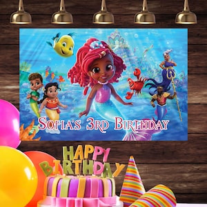 Puede incluir: Una escena de cumplea&ntilde;os con una tarta, globos y un tel&oacute;n de fondo con sirenas. El tel&oacute;n de fondo dice "Sofia's 3rd Birthday". La tarta tiene rayas coloridas y un adorno de "Feliz Cumplea&ntilde;os". Los gorros de fiesta y los globos completan el ambiente festivo.