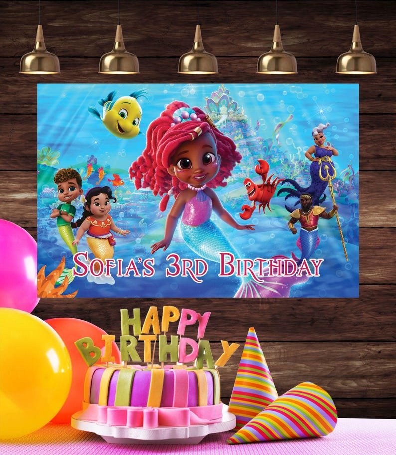 Puede incluir: Una escena de cumplea&ntilde;os con una tarta, globos y un tel&oacute;n de fondo con sirenas. El tel&oacute;n de fondo dice "Sofia's 3rd Birthday". La tarta tiene rayas coloridas y un adorno de "Feliz Cumplea&ntilde;os". Los gorros de fiesta y los globos completan el ambiente festivo.