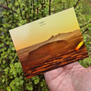 Magnetische Postkarte: Uluru & Kata Tjuta Dunstige Silhouetten, Pilotenausblicke, Geschenke für Fliegerpiloten, Outback Australiens