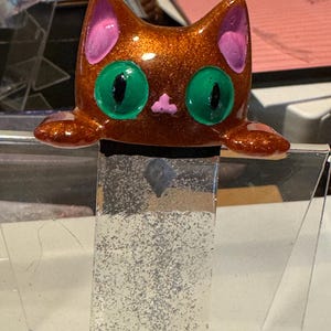 Cute Resin Cat Bookmark – Shiny Orange Glitter Cat with Big Eyes, Handmade Gift for Book Lovers