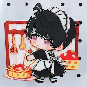 Puede incluir: Un recorte de fieltro de un personaje de sirvienta de estilo anime con cabello negro y un uniforme blanco y negro. El personaje está frente a una escena de cocina roja y blanca con un pastel y una seta.