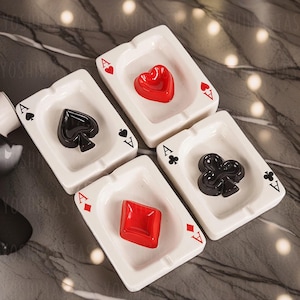 Minimalistischer Ace-Poker-Karten-Aschenbecher aus Keramik, cooler schwarz/roter Ace-Karten-Aschenbecher, quadratisch, Gamer-Aschenbecher, Desktop-Dekor, kreatives Geschenk