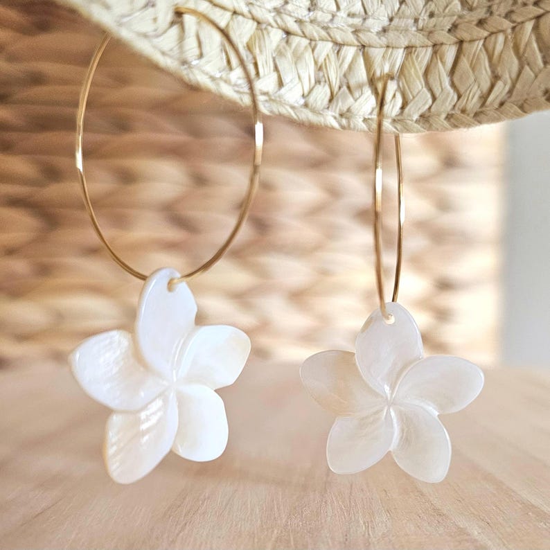 Boucles d'oreilles Créole fleur de frangipanier en Nacre