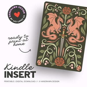 Könnte beinhalten: Ein rechteckiger Kindle-Einsatz mit dunkelgrünem Hintergrund, zwei korallenfarbenen Drachen, einem zentralen Schwert und floralen Motiven. Der Text lautet "HANDRAWN DESIGN BY LICI LOVES CO.", "ready to print at home" und "KINDLE INSERT".