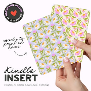 Può includere: Due inserti rettangolari per Kindle con motivi floreali. Uno ha uno sfondo viola chiaro con margherite bianche e gialle, l'altro uno sfondo crema con fiori rosa. Testo: HANDRAWN DESIGN BY LICI LOVES CO, ready to print at home, KINDLE INSERT, PRINTABLE | DIGITAL DOWNLOAD | 2 DESIGNS.