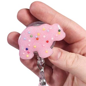 ピンクの動物クッキーとスプリンクルのバッジリール、サマーバッジリール、フロスティングバッジリールナース、カスタムバッジリール、パーソナライズバッジリール
