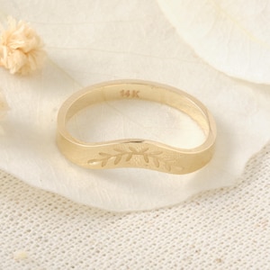 Gold Leaf Engraved Band Ring for Women, Curved Gold Ring, 14K Solid Gold Ring, Nesting Wedding Band, Nature Inspired Gift, Gold Ring for Her
