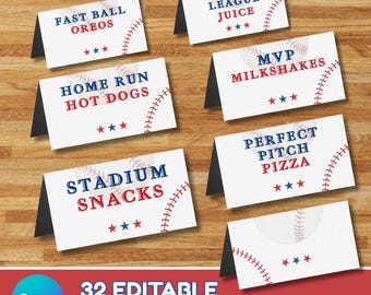 Könnte beinhalten: Weiße Baseball-Themen-Essensetiketten mit rotem und blauem Text. Die Etiketten enthalten "Fast Ball Oreos", "Home Run Hot Dogs", "Stadium Snacks", "Little League Juice", "MVP Milkshakes" und "Perfect Pitch Pizza". Jedes Etikett hat eine Baseball-Grafik und Sterne.