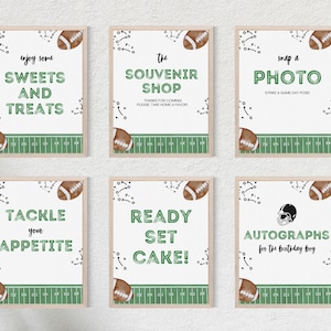 Op de afbeelding: Set van zes ingelijste borden met een football thema. Elk bord heeft een witte achtergrond met groene tekst en football graphics. Zinnen zijn "Sweets and Treats", "Souvenir Shop" en "Snap a Photo".