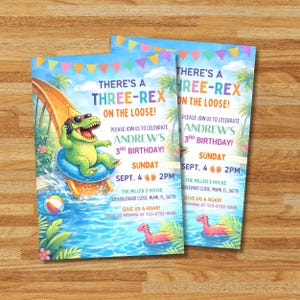 Op de afbeelding: Twee feestuitnodigingen met een dinosaurus thema. De uitnodigingen tonen een groene dinosaurus met een zonnebril en een zwemband, die van een waterglijbaan glijdt. Tekst bevat "There's a Three-Rex on the Loose!" en feestdetails.