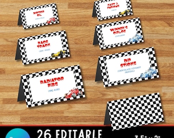 Könnte beinhalten: Ein Set von 26 editierbaren Essensetiketten mit Rennsport-Thema. Jedes Etikett hat einen schwarz-weißen Schachbrettmuster-Rand und eine Rennwagen-Illustration. Die Etiketten enthalten Texte wie "Motor Oil". Die Etiketten sind 8,9 cm x 5,1 cm im gefalteten Zustand.