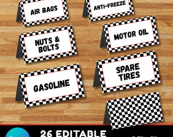 Könnte beinhalten: Eine Sammlung von schwarz-weiß karierten Lebensmitteletiketten mit roten Rändern, die Begriffe aus dem Automobilbereich wie "AIR BAGS" und "MOTOR OIL" zeigen. Die Etiketten befinden sich auf einer Holzoberfläche, mit dem Text "26 EDITIERBARE LEBENSMITTELETIKETTEN" und Größenangaben.